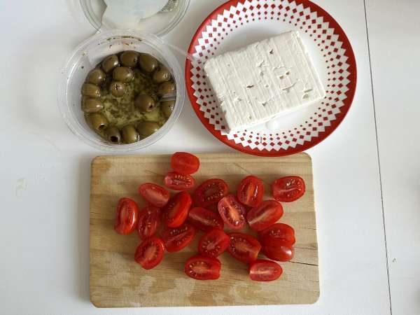 Salată de cartofi cu brânză feta, ouă și roșii cherry - Preparare etapa 3