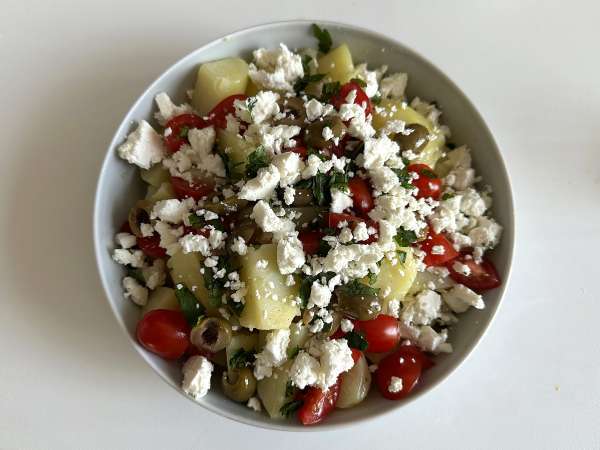 Salată de cartofi cu brânză feta, ouă și roșii cherry - Preparare etapa 5