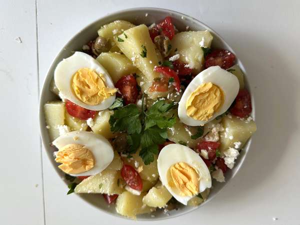 Salată de cartofi cu brânză feta, ouă și roșii cherry - Preparare etapa 6