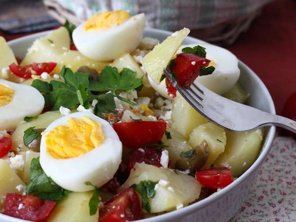 Salată de cartofi cu brânză feta, ouă și roșii cherry - Preparare etapa 7