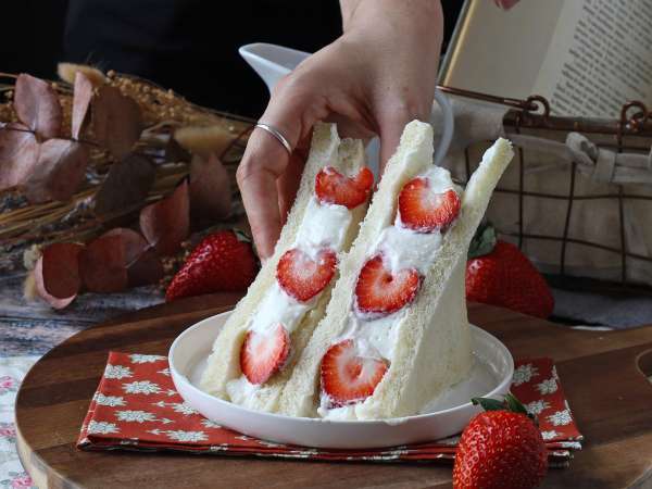 Ichigo sando - sandvișul japonez cu căpșuni și frișcă! - Preparare etapa 10