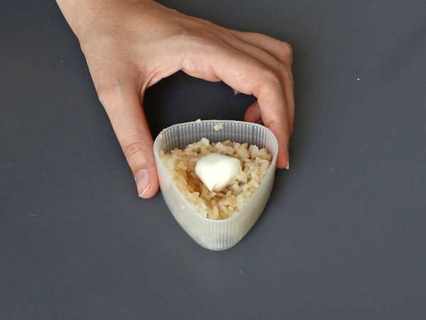 Onigiri prăjite, umplute cu brânză topită: o să le devorați! - Preparare etapa 6