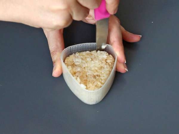 Onigiri prăjite, umplute cu brânză topită: o să le devorați! - Preparare etapa 8
