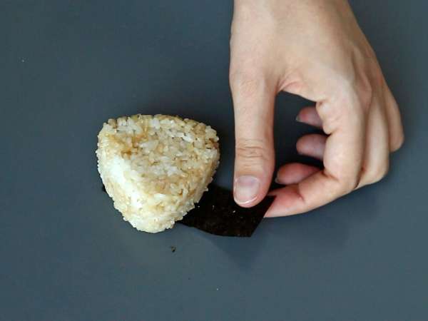 Onigiri prăjite, umplute cu brânză topită: o să le devorați! - Preparare etapa 9