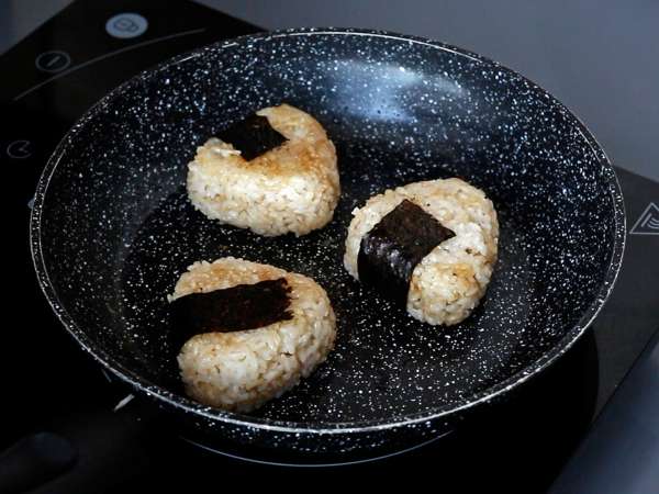 Onigiri prăjite, umplute cu brânză topită: o să le devorați! - Preparare etapa 10