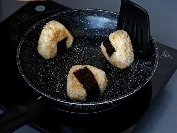 Onigiri prăjite, umplute cu brânză topită: o să le devorați! - Preparare etapa 11