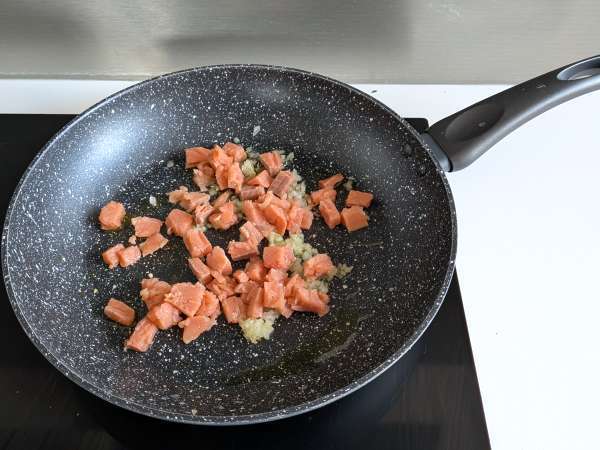 Paccheri cremoși cu somon, mentă și șofran - Preparare etapa 2