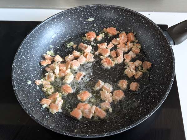 Paccheri cremoși cu somon, mentă și șofran - Preparare etapa 3