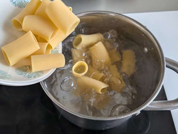 Paccheri cremoși cu somon, mentă și șofran - Preparare etapa 4