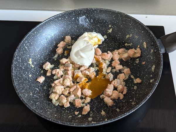 Paccheri cremoși cu somon, mentă și șofran - Preparare etapa 6