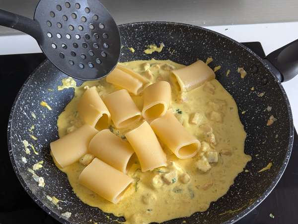 Paccheri cremoși cu somon, mentă și șofran - Preparare etapa 8