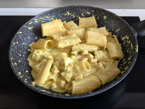 Paccheri cremoși cu somon, mentă și șofran - Preparare etapa 9