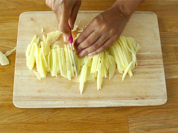 Frango à Brás: preparatul portughez perfect pentru a folosi resturile de pui - Preparare etapa 1
