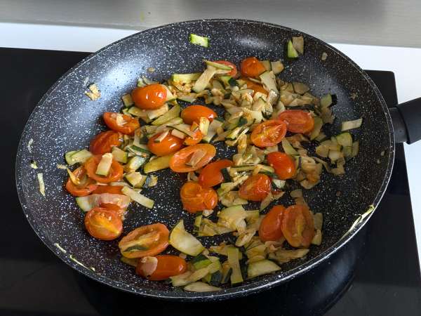 Paste cremoase cu dovlecei, roșii cherry, brânză Philadelphia și lămâie - Preparare etapa 3