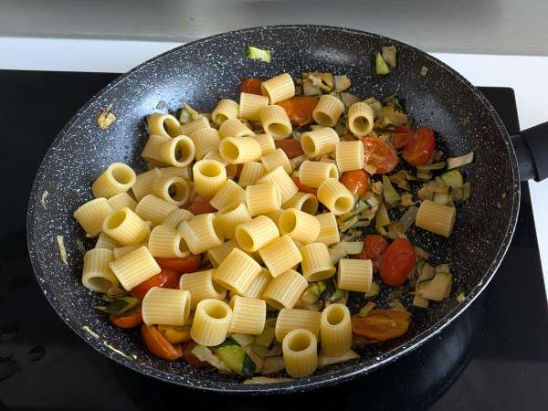 Paste cremoase cu dovlecei, roșii cherry, brânză Philadelphia și lămâie - Preparare etapa 5