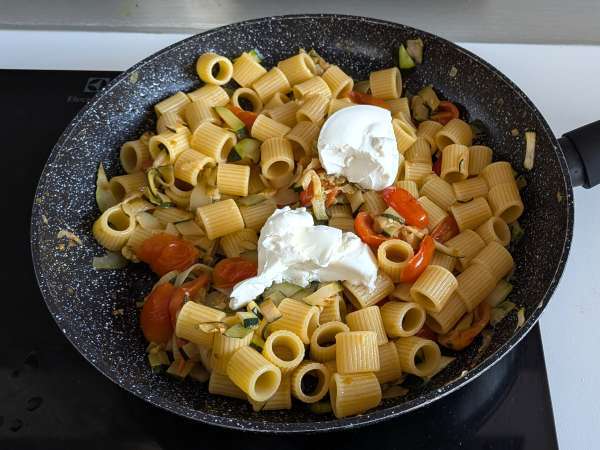 Paste cremoase cu dovlecei, roșii cherry, brânză Philadelphia și lămâie - Preparare etapa 6