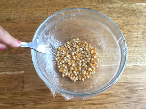 Cum se prepară popcornul la cuptorul cu microunde? (fără ulei) - Preparare etapa 2