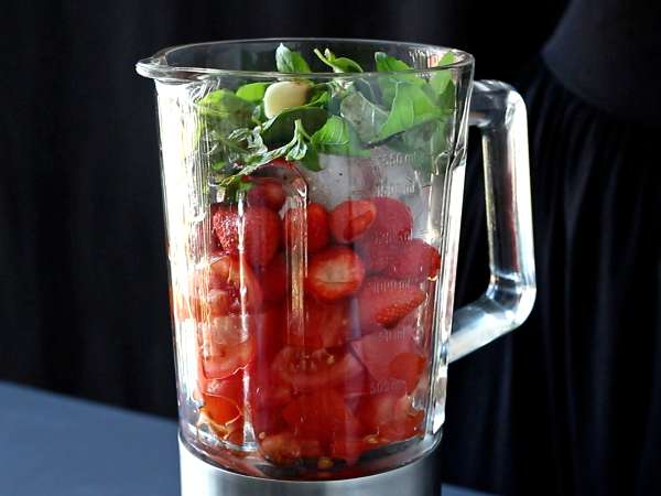 Gazpacho cu căpșune și roșii: un aperitiv răcoritor și original pentru vară - Preparare etapa 1