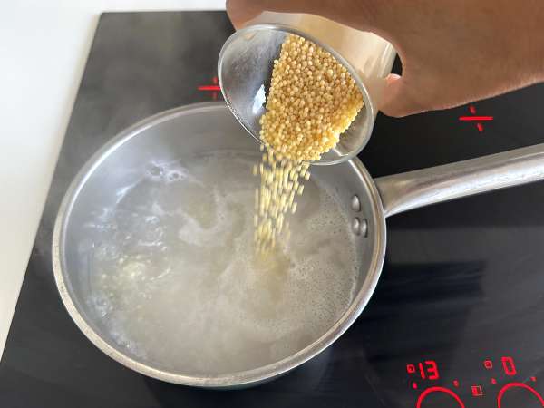 Salată de cușcuș perlat cu surimi: proaspătă, ușor de preparat și perfectă pentru vară - Preparare etapa 1