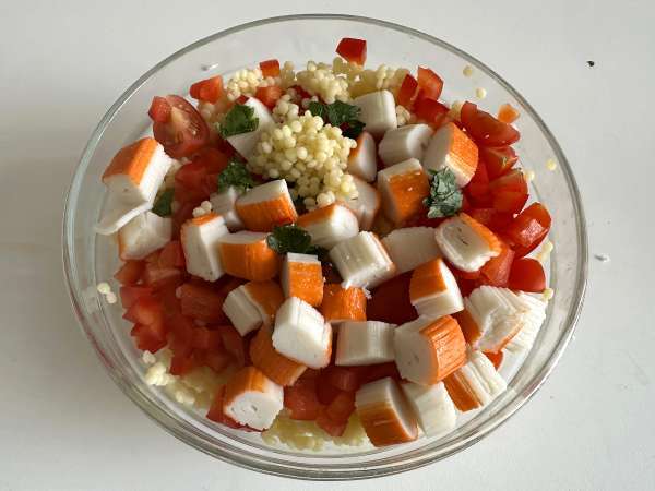 Salată de cușcuș perlat cu surimi: proaspătă, ușor de preparat și perfectă pentru vară - Preparare etapa 4