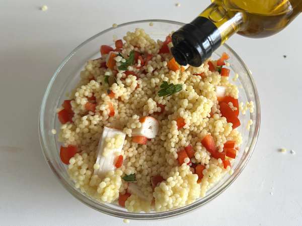 Salată de cușcuș perlat cu surimi: proaspătă, ușor de preparat și perfectă pentru vară - Preparare etapa 5