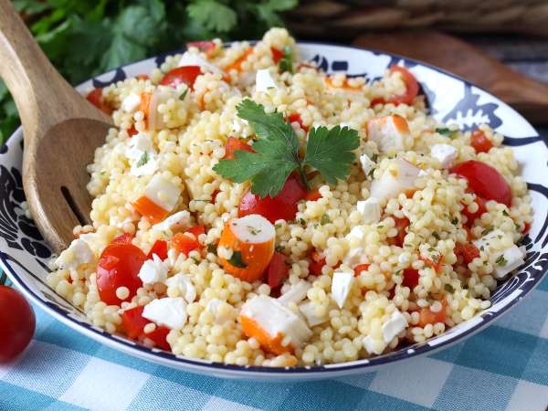 Salată de cușcuș perlat cu surimi: proaspătă, ușor de preparat și perfectă pentru vară - Preparare etapa 6