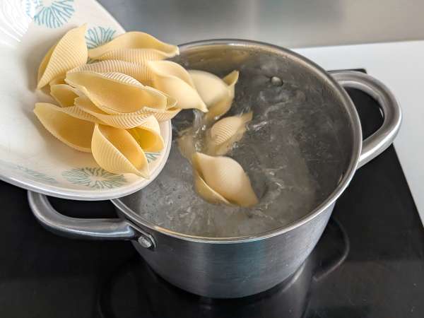 Conchiglioni umpluți, serviți reci, cu stracciatella, fistic, roșii cherry și lămâie - Preparare etapa 3