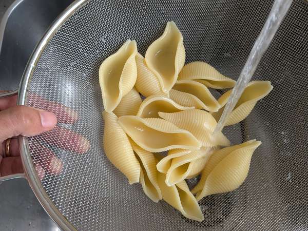 Conchiglioni umpluți, serviți reci, cu stracciatella, fistic, roșii cherry și lămâie - Preparare etapa 4