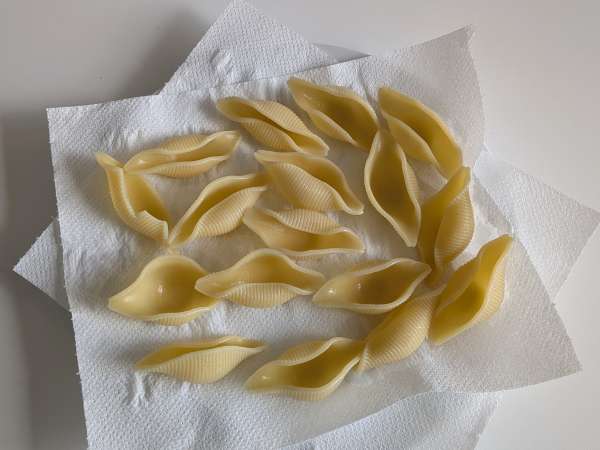 Conchiglioni umpluți, serviți reci, cu stracciatella, fistic, roșii cherry și lămâie - Preparare etapa 5