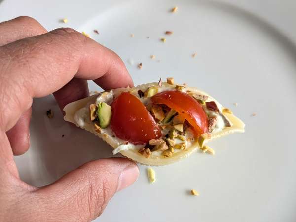 Conchiglioni umpluți, serviți reci, cu stracciatella, fistic, roșii cherry și lămâie - Preparare etapa 8