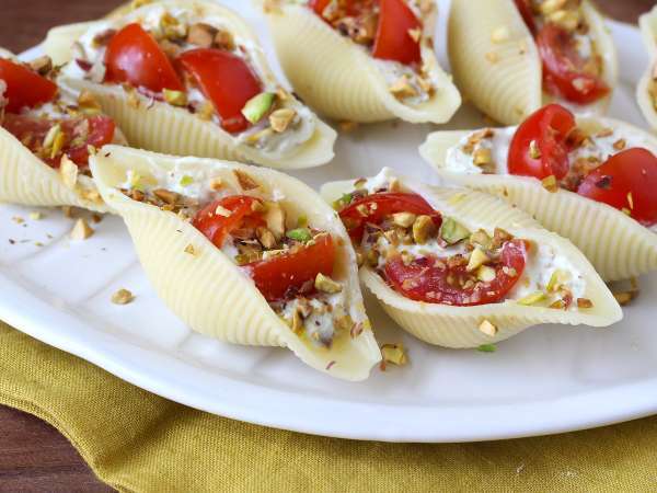 Conchiglioni umpluți, serviți reci, cu stracciatella, fistic, roșii cherry și lămâie - Preparare etapa 9