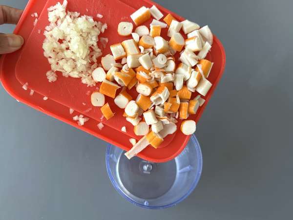 Pastă de surimi: rețeta ultra-rapidă pentru aperitiv - Preparare etapa 1