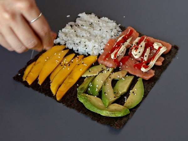 Sandviș de sushi cu somon, avocado și mango: proaspăt, original și extrem de delicios - Preparare etapa 8