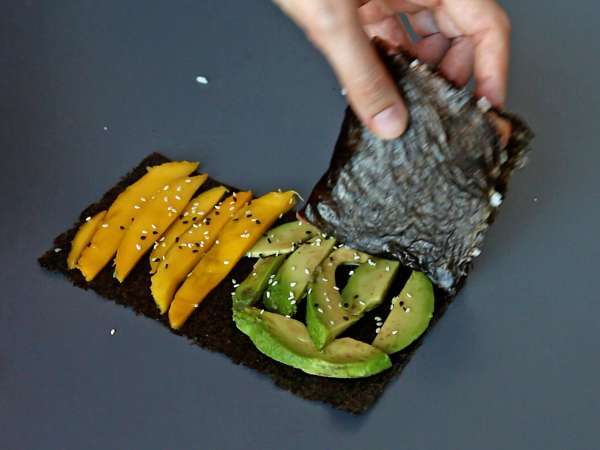 Sandviș de sushi cu somon, avocado și mango: proaspăt, original și extrem de delicios - Preparare etapa 9
