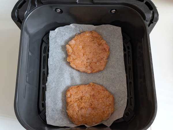 Burgheri de pui la friteuza cu aer cald, pufoși și suculenți - Preparare etapa 8