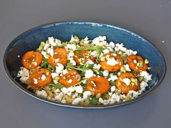 Salată de cușcuș perlat, caise coapte, brânză feta și rucola - Preparare etapa 6