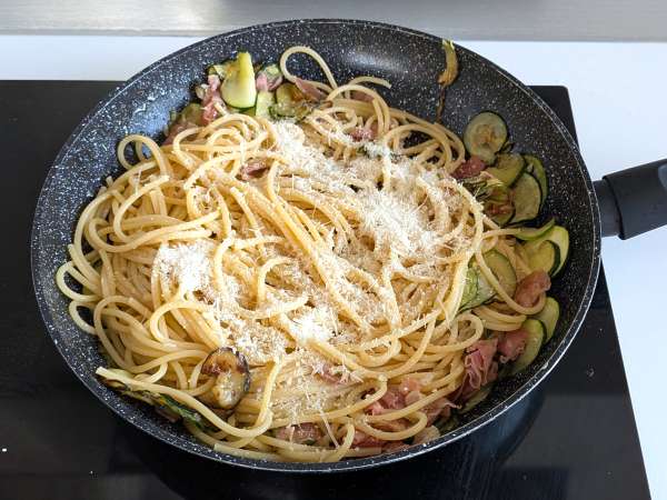 Paste cu dovlecei și speck crocant: o rețetă simplă, perfectă pentru prânz și cină - Preparare etapa 7