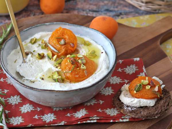 Cremă de Feta și caise coapte – pasta perfectă pentru aperitiv! - Preparare etapa 4