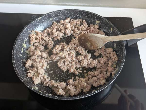 Ardei umpluți și gratinați în friteuza cu aer cald, cu cârnați și brânză scamorza - Preparare etapa 3