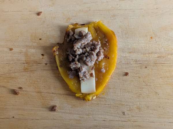 Ardei umpluți și gratinați în friteuza cu aer cald, cu cârnați și brânză scamorza - Preparare etapa 7