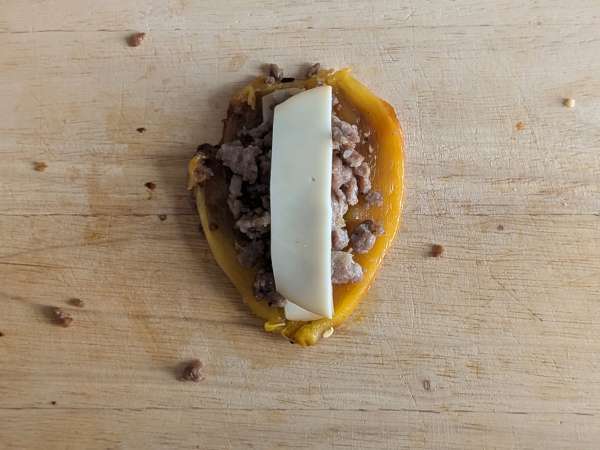 Ardei umpluți și gratinați în friteuza cu aer cald, cu cârnați și brânză scamorza - Preparare etapa 8