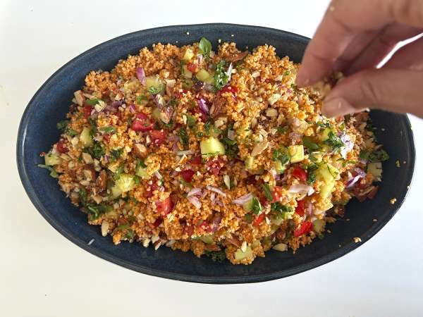 Salată de cușcuș și gazpacho: o rețetă proaspătă, originală și fără gătit - Preparare etapa 5