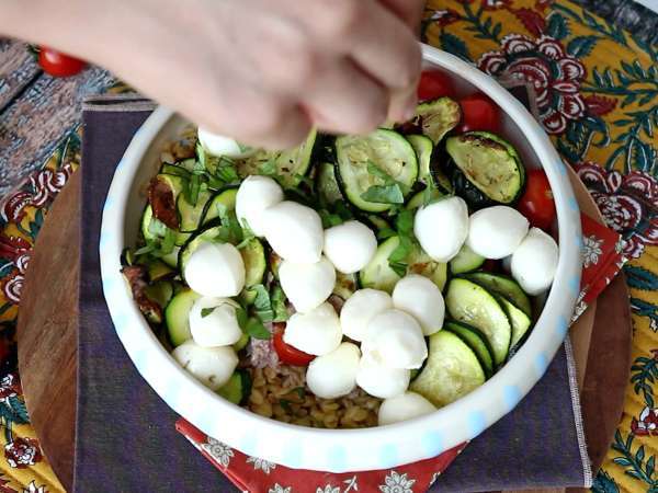 Salată de grâu cu ton și mozzarella: proaspătă, completă și perfectă pentru vară - Preparare etapa 7