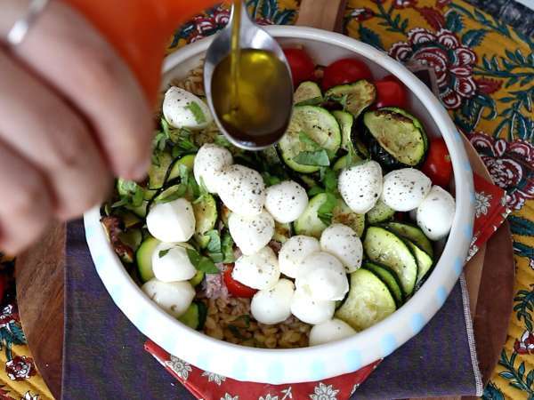 Salată de grâu cu ton și mozzarella: proaspătă, completă și perfectă pentru vară - Preparare etapa 8