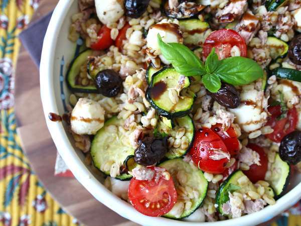 Salată de grâu cu ton și mozzarella: proaspătă, completă și perfectă pentru vară - Preparare etapa 9