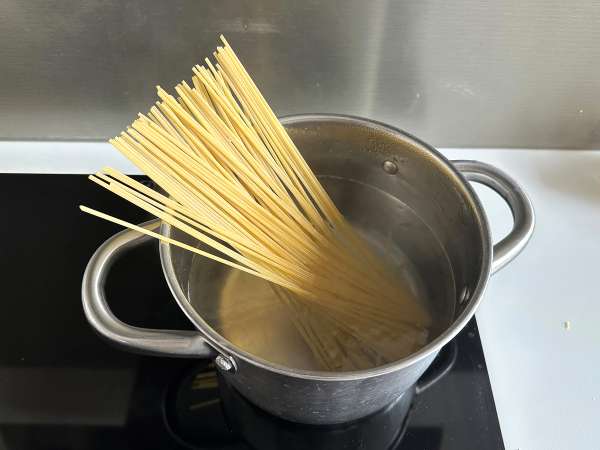 Spaghete cu sardine: o rețetă simplă și ieftină! - Preparare etapa 1