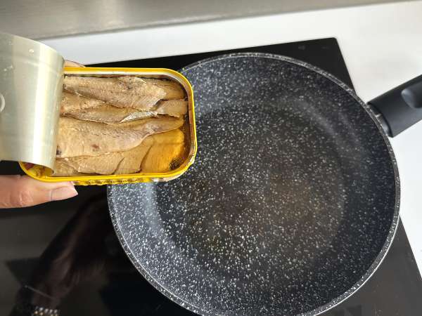 Spaghete cu sardine: o rețetă simplă și ieftină! - Preparare etapa 2