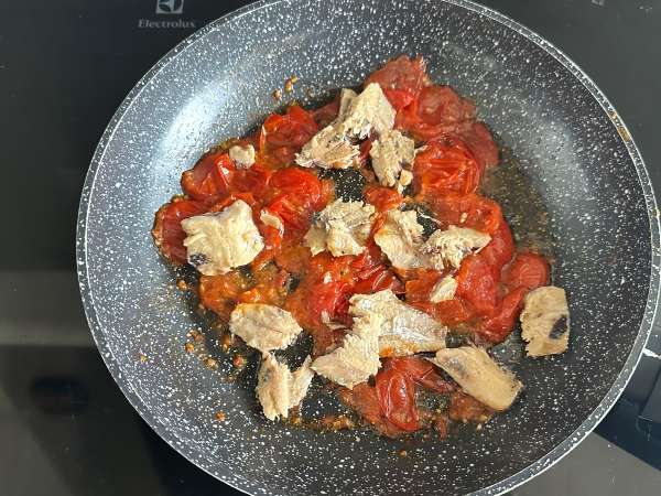Spaghete cu sardine: o rețetă simplă și ieftină! - Preparare etapa 5