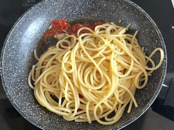 Spaghete cu sardine: o rețetă simplă și ieftină! - Preparare etapa 6