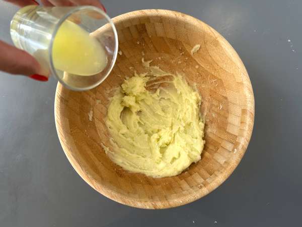 Biscuiți cu unt și lămâie verde, acoperiți cu glazură - Preparare etapa 3